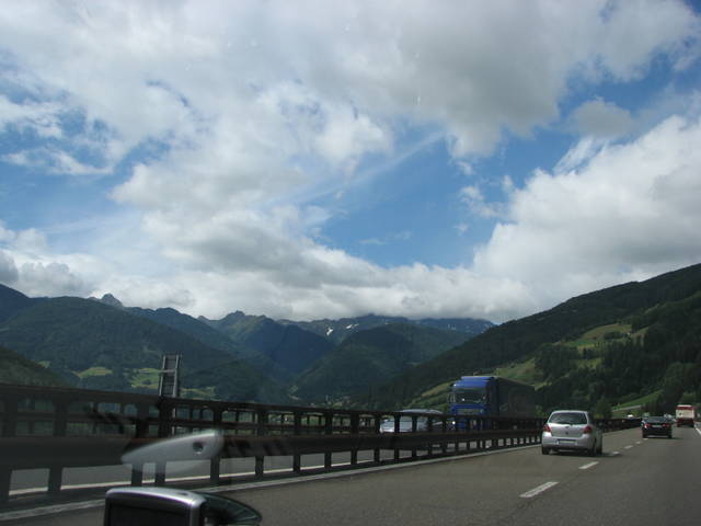 Ainda com neve no topo dos alpes
