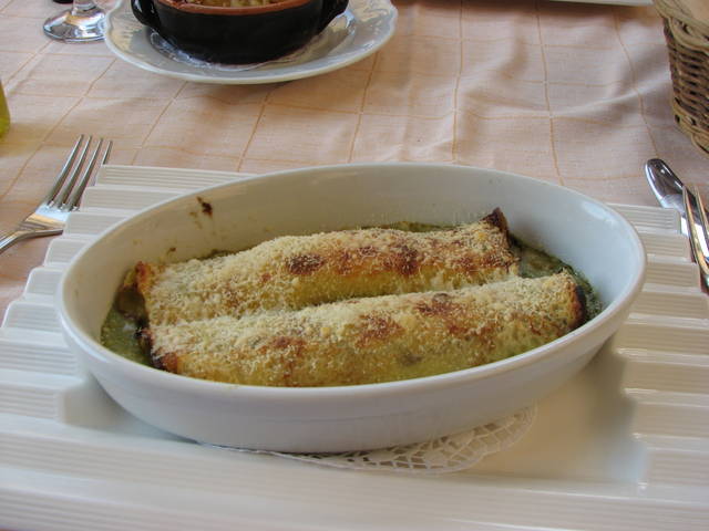 Caneloni de javali com molho de ervilhas