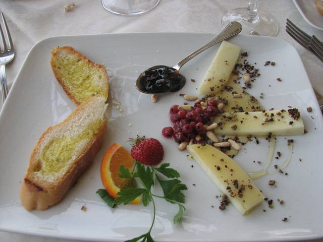 Pecorino com mel, pão de alho com azeite e geléia de cebola
