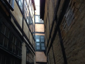 Rua estreita muito comum na Copenhague antiga